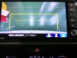 バックカメラの画像です。ガイドラインがスムースな車庫入れをサポートいたします。車庫入れの安心感がアップしますね。