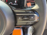 【クルーズコントロール】アクセル操作なしで一定速度を保つ機能。先行車との距離を自動調整する追従型が主流で、高速走行時の疲労を劇的に軽減します。長距離移動が多いお客様への商談では必須の快適装備です。