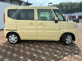 車線逸脱抑制機能です。カメラが左右の区画線を検知し、はみ出す可能性が高いと判断した場合にドライバーにステアリング操作を促し、車両を車線の内側に戻すように支援をします。