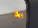 【ブラインドスポットモニター】走行中、ドアミラーの死角になりやすい箇所に後続車が接近するとサイドミラーのレンズに警告を表示!ドライバーに注意喚起をしてくれます。
