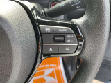 【クルーズコントロール】アクセル操作なしで一定速度を保つ機能。先行車との距離を自動調整する追従型が主流で、高速走行時の疲労を劇的に軽減します。長距離移動が多いお客様への商談では必須の快適装備です。
