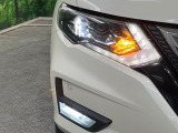 【LEDヘッドライト】悪天候や夜間走行時も良好な視界を確保し安心して運転できる高輝度LEDヘッドライトを装備!点灯速度が早く、消費電力も抑えられています。
