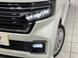 【LEDヘッドライト】悪天候や夜間走行時も良好な視界を確保し安心して運転できる高輝度LEDヘッドライトを装備!点灯速度が早く、消費電力も抑えられています。