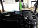 運転席から各種ボタンの操作がしやすいように設計されたデザイン。ドライブなでもスマートに操作ができます♪