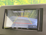【バックカメラ】駐車時に後方がリアルタイム映像で確認できます。大型商業施設や立体駐車場での駐車時や、夜間のバック時に大活躍!運転スキルに関わらず、今や必須となった装備のひとつです!