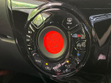 【オートエアコン】一度お好みの温度に設定すれば、車内の温度を検知し風量や温度を自動で調整。暑い&hellip;寒い&hellip;と何度もスイッチ操作をする必要はありません。快適な車内空間には必須の機能ですね♪