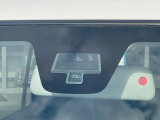 【スズキ セーフティサポート】走行中に前方の車両等を認識し、衝突しそうな時は警報とブレーキで衝突回避と被害軽減をアシスト。より安全にドライブをお楽しみいただけます。