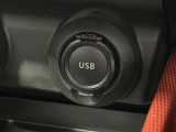 【USB入力ジャック】ケーブルを介してスマートフォンをカーナビと接続することで、音楽を楽しみながら充電することだってできちゃいます。
