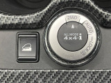 【オールモード4&times;4】2WD/4WDモードを手軽に切り替え可能。燃費重視の2WD、スタック時に役立つLOCK、AUTOモードでは4WDの配分を自動で調整し、路面状況を問わず安定した走りをサポート。