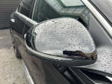 リアバンパー左右のレーダーセンサーにより車両の斜め後ろのミラーで見えない死角エリアに車両や自転車がいることを警告します。更に、側面衝突の危機があるときはブレーキを自動制御して危険回避をサポートします。