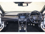 操作性に優れた運転席となります!小物入れや各ボタンの配置にこだわり、使いやすいです!座り心地もよく視認性も良好なのでロングドライブもお任せ下さい!