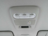 運転席の上に、手元を明るく照らすマップランプをご用意しております♪