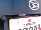 後退時に車両の後ろ側をモニター画面に表示します。車庫入れなどでバックする際に後方確認ができて便利です。車庫入れが苦手な人もこれで安心。