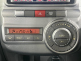【オートエアコン】一度お好みの温度に設定すれば、車内の温度を検知し風量や温度を自動で調整。暑い&hellip;寒い&hellip;と何度もスイッチ操作をする必要はありません。快適な車内空間には必須の機能ですね♪