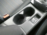 運転席と助手席の間にあるドリンクホルダーです。