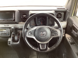 ハンドル左側にはオーディオ操作が出来るオーディオリモートコントロールスイッチ、右側にはHonda SENSINGとオートクルーズコントロールのスイッチを装備されております。