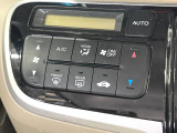 【オートエアコン】一度お好みの温度に設定すれば、車内の温度を検知し風量や温度を自動で調整。暑い&hellip;寒い&hellip;と何度もスイッチ操作をする必要はありません。快適な車内空間には必須の機能ですね♪