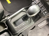 自然に手が届く距離に配置されたシフトレバー。