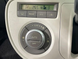 【オートエアコン】一度お好みの温度に設定すれば、車内の温度を検知し風量や温度を自動で調整。暑い&hellip;寒い&hellip;と何度もスイッチ操作をする必要はありません。快適な車内空間には必須の機能ですね♪