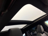 【調光パノラマルーフ】車内の解放感が一気に上がる大型パノラマルーフに調光機能がプラス!日差しが強い時、シェードを閉めなくてもガラスの透明度を調整することで心地よい明るさに♪