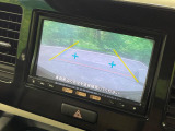 【バックカメラ】駐車時に後方がリアルタイム映像で確認できます。大型商業施設や立体駐車場での駐車時や、夜間のバック時に大活躍!運転スキルに関わらず、今や必須となった装備のひとつです!