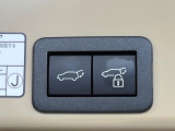 【パワーバックドア】スマートキーや運転席のボタンを押すだけでリアゲートが自動で開閉します!荷物を持っている時や、高い位置にあるバックドアを閉める際に便利な機能です♪