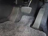 運転席アクセル・ブレーキペダル