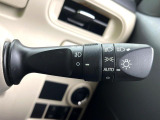 【オートライト】周りの明るさに応じて自動でヘッドライトの点灯・消灯ができる機能です!ライトの付け忘れ・消し忘れなどが無くなり、雨の日や夕方の走行も安心!トンネル通過時も便利ですね♪