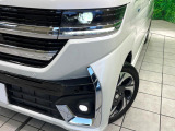 【LEDヘッドライト】悪天候や夜間走行時も良好な視界を確保し安心して運転できる高輝度LEDヘッドライトを装備!点灯速度が早く、消費電力も抑えられています。