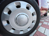 ●純正14インチホイール:輸入車ならではの卓越した走りを支えるホイールと足回りです!日本車の走りに慣れている方にもぜひ体感して頂きたいほど、高いレベルでまとまっています!