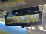 【スマートリヤビューミラー】後席の大きな荷物や同乗者で後方が確認しづらい時でも安心!カメラが撮影した車両後方の映像をルームミラー内に表示。クリアな視界で状況の確認が可能です!