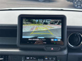 【バックカメラ】後退時に車両後方の映像をモニターに映す機能。目視できない死角を確認でき、衝突事故を防ぎます。駐車が苦手な方だけでなく全てのドライバーに必須の安全装備です。