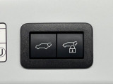 【パワーバックドア】スマートキーや運転席のボタンを押すだけでリアゲートが自動で開閉します!荷物を持っている時や、高い位置にあるバックドアを閉める際に便利な機能です♪