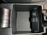 アクセサリーソケットや、携帯の充電などに便利な充電用USBポート(USB Type-C)を装備!車内にあると便利なアイテムのひとつですね