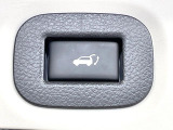 【パワーバックドア】スマートキーや運転席のボタンを押すだけでリアゲートが自動で開閉します!荷物を持っている時や、高い位置にあるバックドアを閉める際に便利な機能です♪