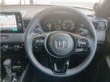 視界広々で非常に運転しやすくロングドライブでも疲れを感じさせないすっきりとまとまったインパネ周りです。