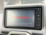 【純正ナビ】人気の純正ナビを装備しております。ナビの使いやすさはもちろん、オーディオ機能も充実!キャンプや旅行はもちろん、通勤や買い物など普段のドライブも楽しくなるはず♪