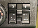 両側パワースライドドアウェルカムオープン機能 降車時にスイッチで予約しておけば、乗車時に電子カードキーを持ってクルマに近づくだけでパワースライドドアが自動でオープン♪