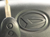 【キーレス】少し離れた場所からでもボタン一つでドアの開錠・施錠ができるのでとっても便利!ドアの鍵穴周りに傷をつけることもありません♪