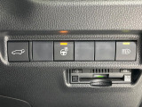 【パワーバックドア】スマートキーや運転席のボタンを押すだけでリアゲートが自動で開閉します!荷物を持っている時や、高い位置にあるバックドアを閉める際に便利な機能です♪