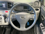 インテリアに合わせたデザインのステアリングは、運転される方のことも考え、運転しやすい形状、大きさです。是非一度、実際に触ってお確かめください。