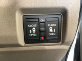 リアドアは乗り降りに便利な両側電動スライドドアです。また運転席に座っていながらスイッチ操作で自在にスライドドアを開け閉めできます。