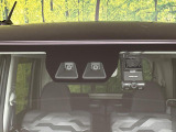 【スマートアシスト】走行中に前方の車両等を認識し、衝突しそうな時は警報とブレーキで衝突回避と被害軽減をアシスト。より安全にドライブをお楽しみいただけます。