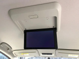 【フリップダウンモニター】大画面モニターで後席でもエンタメをお楽しみいただけます。小さなお子様にも大人気の装備です♪
