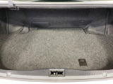 積み下ろしのしやすいデッキにはたっぷりと荷物を積み込んでいただけます。遊びから仕事まで、様々なシーンで頼れます♪