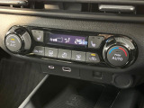 【オートエアコン】一度お好みの温度に設定すれば、車内の温度を検知し風量や温度を自動で調整。暑い&hellip;寒い&hellip;と何度もスイッチ操作をする必要はありません。快適な車内空間には必須の機能ですね♪