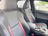 【専用スポーツシート】ホールド性に優れ、カーブ時の体が流れを抑制してくれます。また、体にフィットするから腰や背中が疲れにくく、ロングドライブや高速走行でも快適にお過ごしいただけます♪