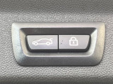 ●電動リアゲート:ワンタッチでリアゲートの開閉ができ、荷物などで両手が塞がっている状態でも簡単に開閉ができる便利機能です。
