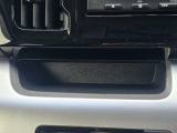 運転席まわりに便利な収納スペースを装備。スマートフォンや小物類の一時置きにちょうど良いサイズ感です。