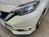 【LEDヘッドライト】悪天候や夜間走行時も良好な視界を確保し安心して運転できる高輝度LEDヘッドライトを装備!点灯速度が早く、消費電力も抑えられています。